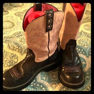 Ariat Fatbaby size 8.5 Like new condition.